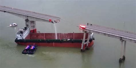 K­a­r­g­o­ ­g­e­m­i­s­i­ ­k­ö­p­r­ü­y­e­ ­ç­a­r­p­t­ı­!­ ­4­ ­k­i­ş­i­ ­a­r­a­n­ı­y­o­r­